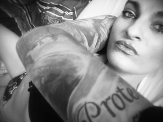 Alter: 35 / Skorpion - Alter: 174 / schlank - Geschlecht: weiblich - Ausrichtung: bisexuell - Haare: schwarz / sehr lang - Piercing: Zunge - bewebmaster-Alter: E und mehr - Hautfarbe: gebräunt - Augen: grün - Rasur: vollrasiert